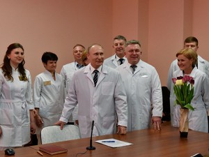 Владимир Путин в перинатальном центре в Брянске