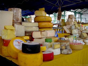 Сыр на рынке