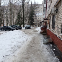 Скользкий двор дома №1 по улице Ромашина. Но с очищенными ступенями у подъездов.