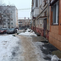 Двор дома №1 по улице Советской. Территория хорошо посыпана реагентом.