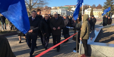 На Набережной торжественно открыли обновленный сквер