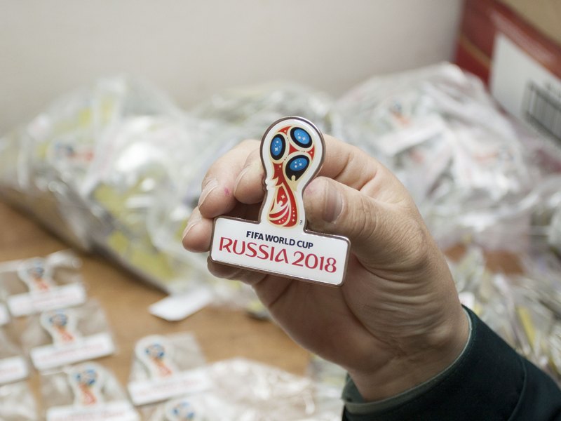 Брянская таможня задержала 20 кг значков с символикой ЧМ по футболу