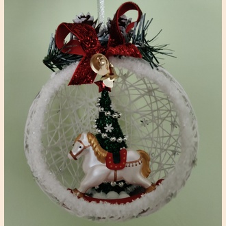 Белоснежный и воздушный елочный шар