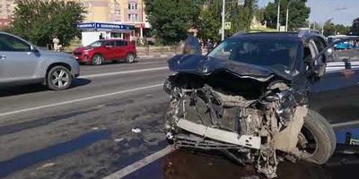 В Брянске столкнулись "Лексус" и "Альфа Ромео"