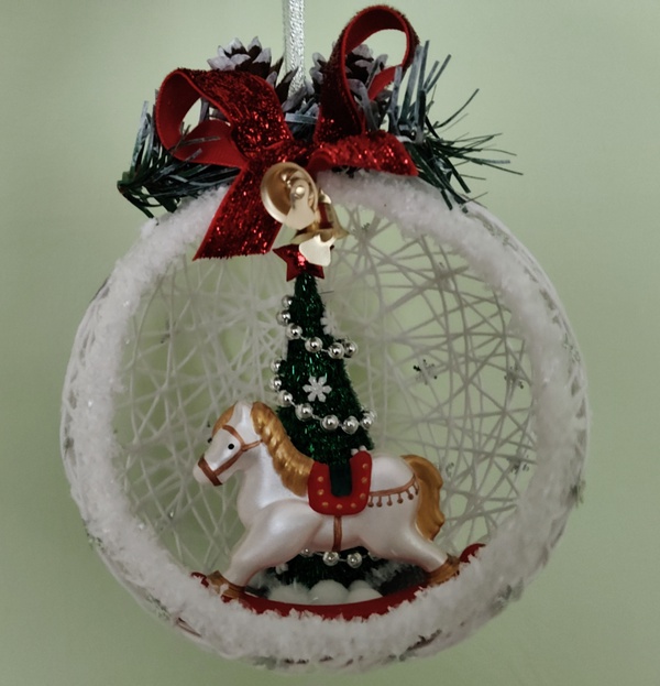 Белоснежный и воздушный елочный шар