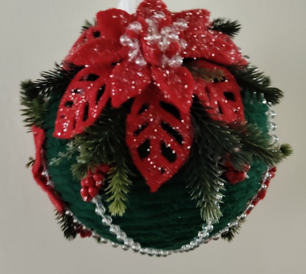 Елочный шар с алыми бантами