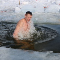 Мужчина в ледяной воде