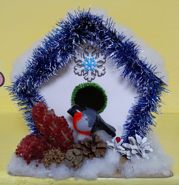 Домик со снегирем