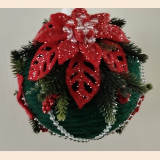 Елочный шар с алыми бантами