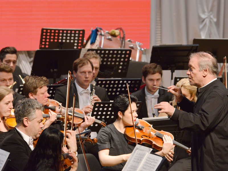 Валерий Гергиев лично дирижировал оркестром на сцене "Дружбы"