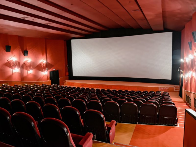 Кто посмотрит кино в современном зале