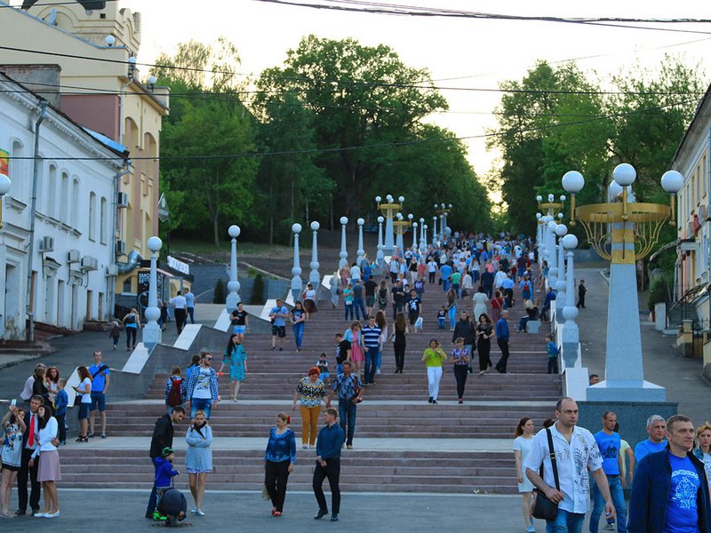 Мамам и инвалидам "отказали" в спуске по лестнице на Гагарина 