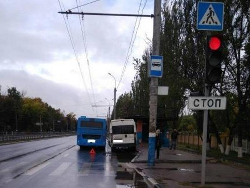 В Брянске автобус въехал в стоящую маршрутку