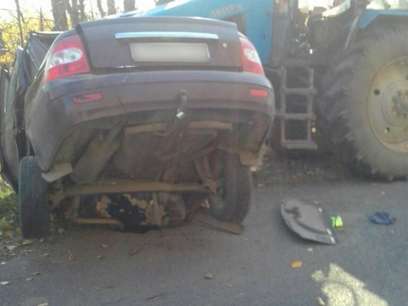 Двое мужчин погибли при столкновении "ВАЗа" с трактором