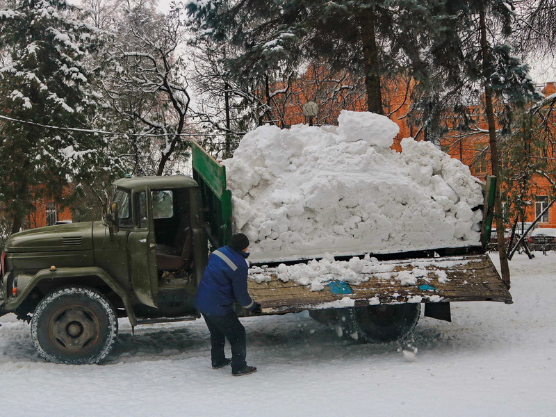 В центре Брянска строят снежную горку
