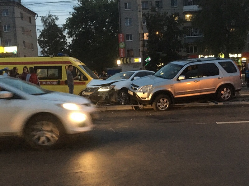 В Брянске пьяный водитель устроил массовое ДТП