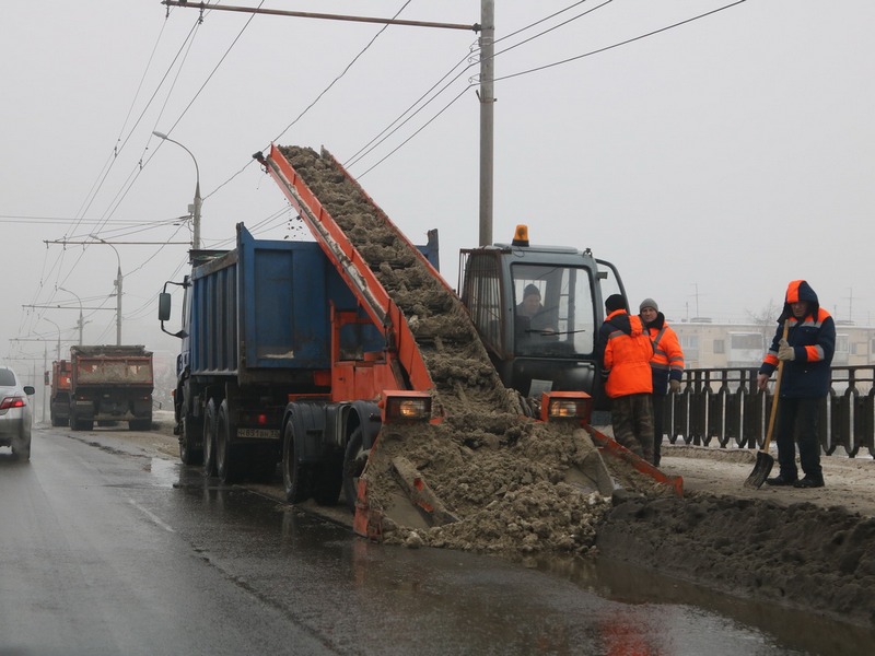 Снег с улиц Брянска вывозят тоннами