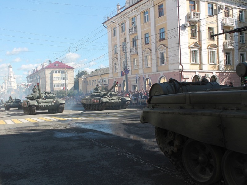 В Брянске состоялся масштабный военный парад