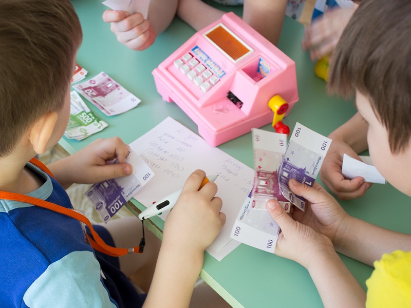 В России обращению с финансами начнут учить в детсадах