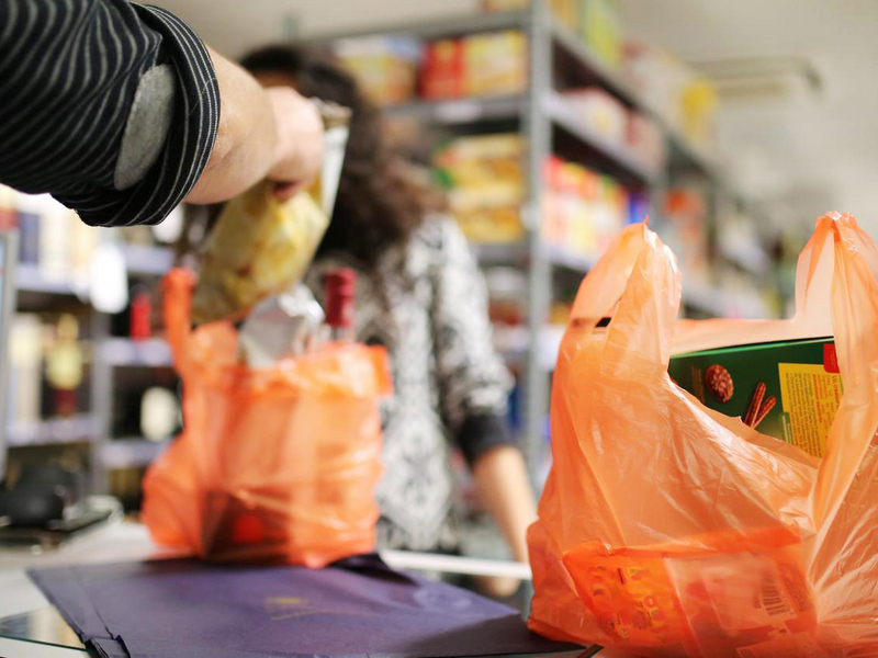 Из российских супермаркетов исчезнут пластиковые пакеты