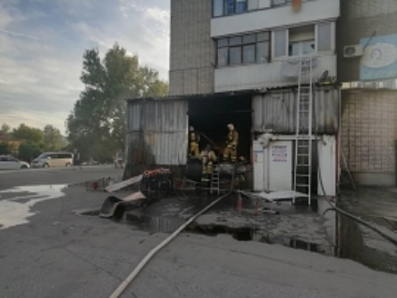В Брянске загорелся магазин "Журавли"
