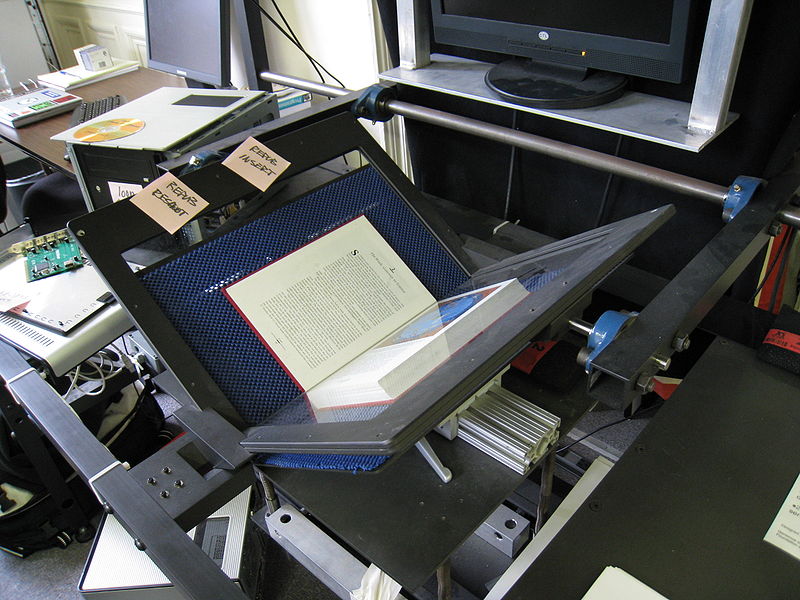 Брянская библиотека получила планетарный сканер