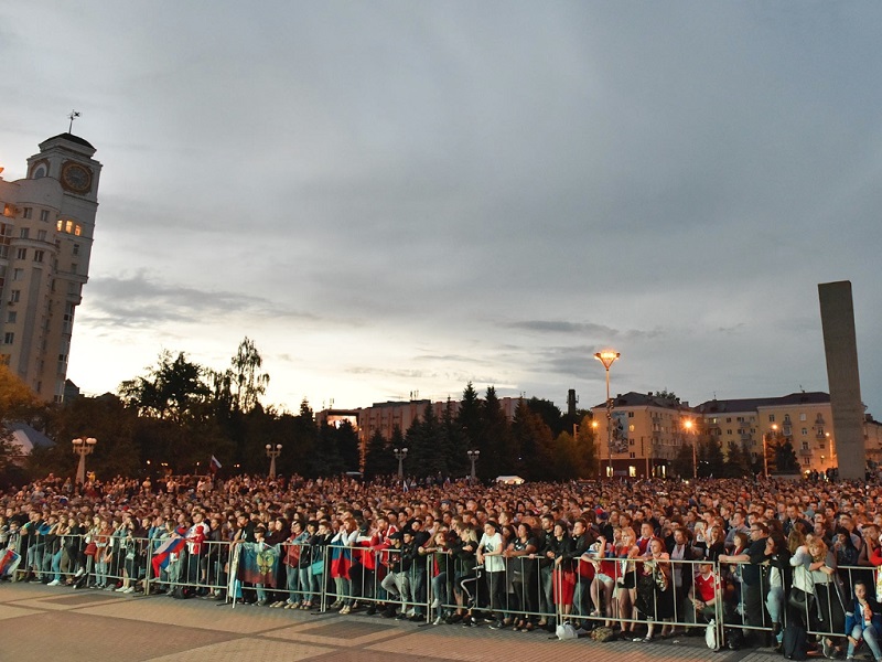 Жители Брянска поддержали сборную России на площади Партизан
