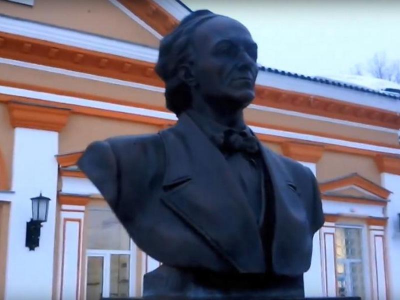 В Жуковке памятник Тютчеву лишился очков