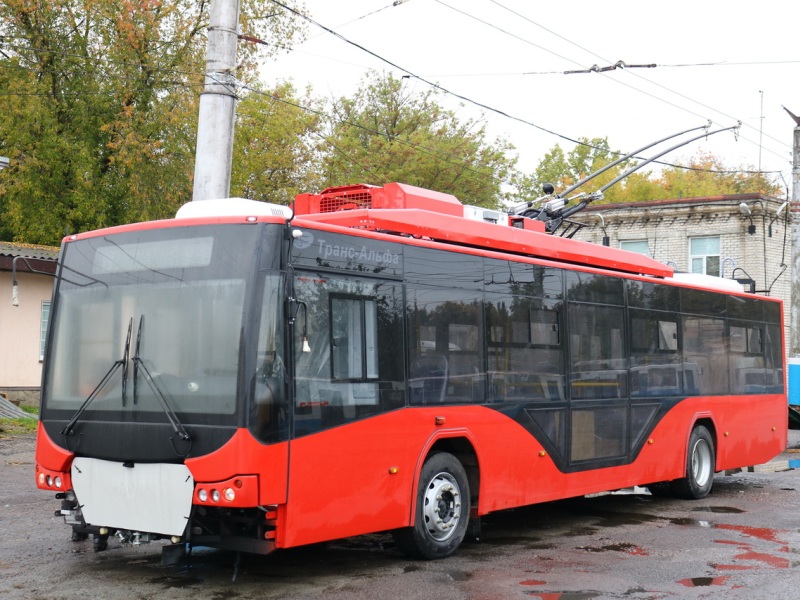 На улицы Брянска выйдет еще один красный троллейбус