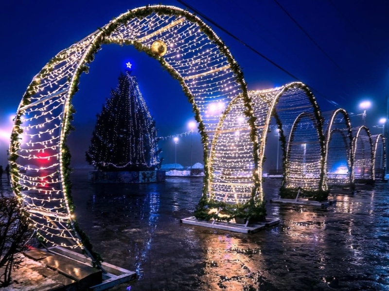 Брянск продолжают украшать к Новому году