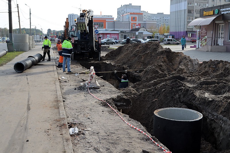 На Московском проспекте в Брянске строят ливневую канализацию