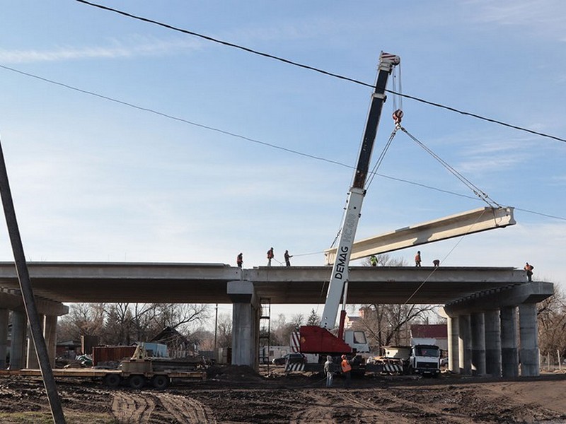 Строительство моста на набережной в Брянске продолжается