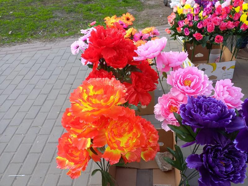 В Брянске началась продажа искусственных цветов