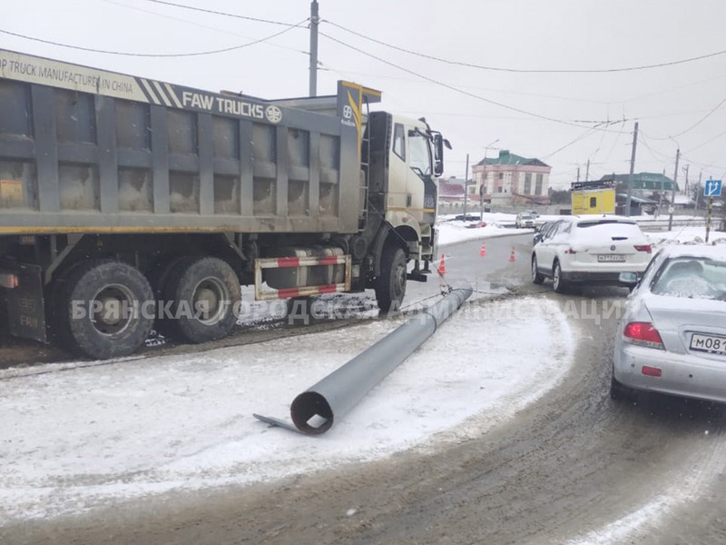 В Брянске грузовик повредил троллейбусные провода