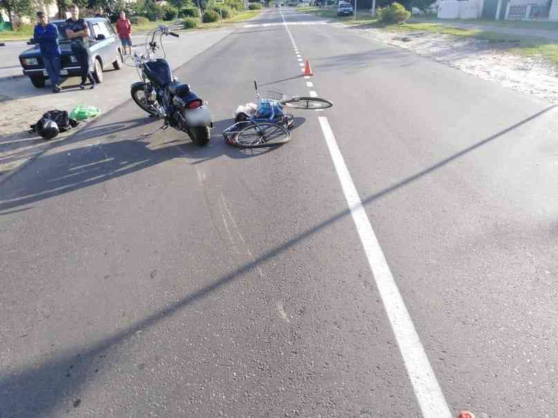 Мотоциклист и велосипедистка не поделили дорогу в Погаре
