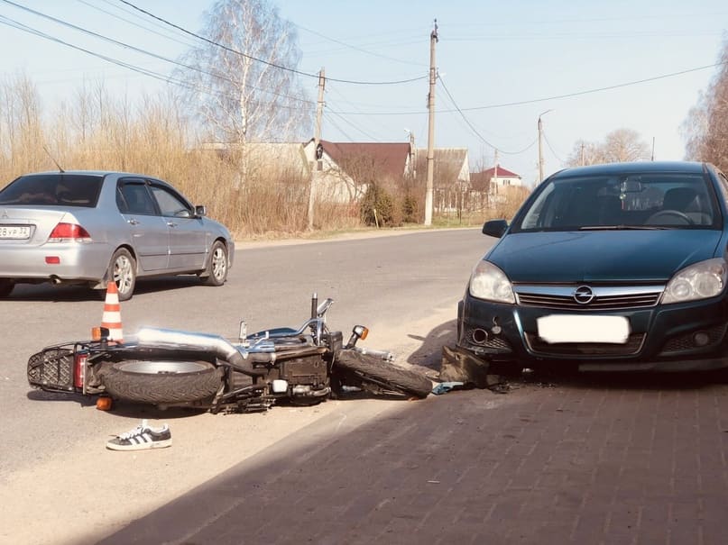 В Брянской области столкнулись легковушка и мотоцикл