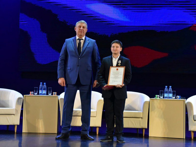 Губернатор вручил медаль "За отвагу" брянскому школьнику