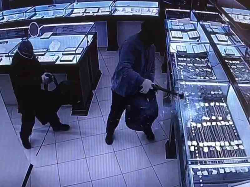 Налетчики с молотками ограбили ювелирный магазин в Брянске