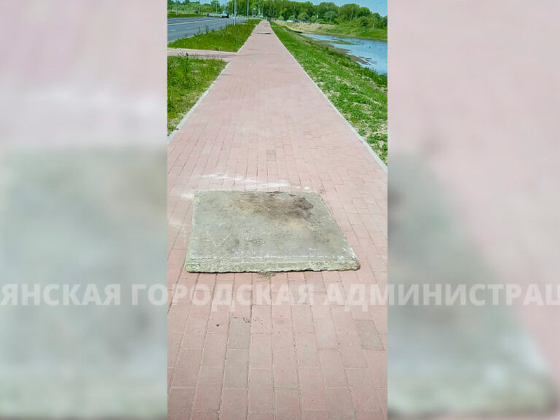 В Брянске с тротуара исчезли 30 крышек с люков