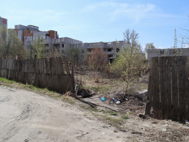 В Брянске просят закрыть опасную стройплощадку