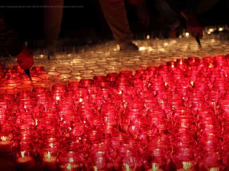 Брянцы зажгли сотни свечей в память о погибших в ВОВ