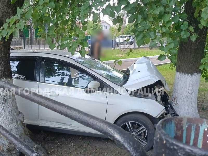В Брянске автомобиль пробил забор школы