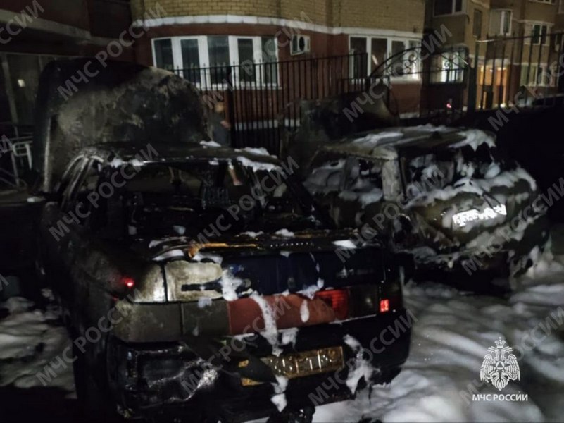 Огонь уничтожил несколько машин в Брянске