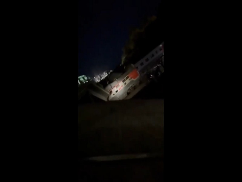 В Брянской области поезд сошел с путей из-за подрыва моста