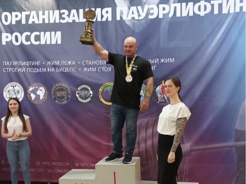 Брянский пауэрлифтер за один день дважды установил рекорд России