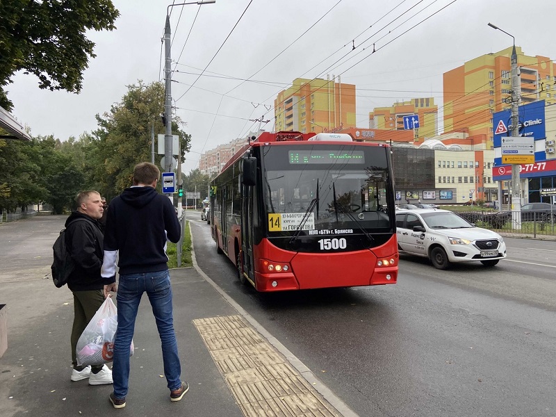 В новом брянском троллейбусе можно «подзарядиться»