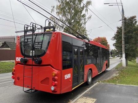 Брянск получил еще один красный троллейбус