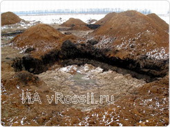 Котлован у окраины с. Копцевы Хутора, в который сваливают отходы производства