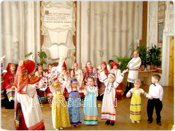 Младшая группа ансамбля (до 6 лет) со своим преподавателем Анжеликой Гриневой