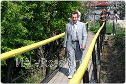 Директор городской инспекции по жилищно-коммунальному хозяйству и благоустройству Юрий Делов лично опробовал новый пешеходный мостик, стоимостью более 200 тысяч рублей.